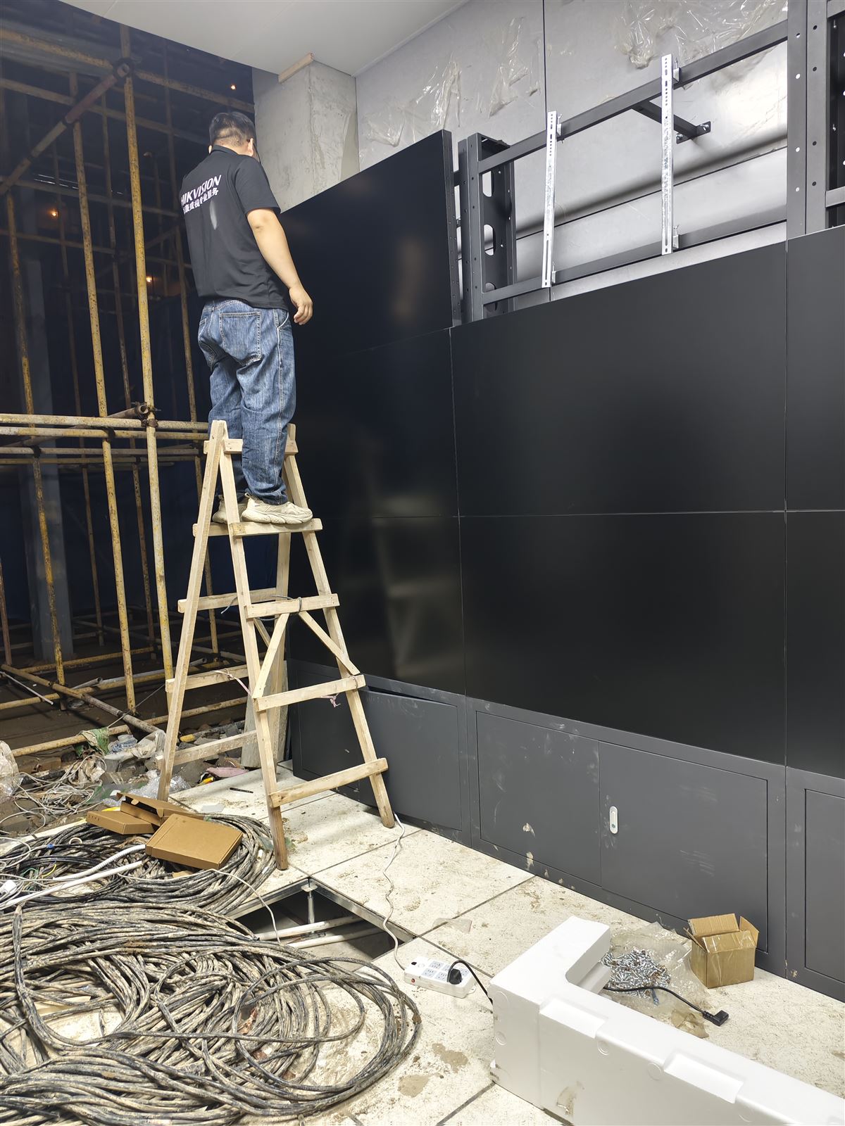 LED拼接大屏单元板安装