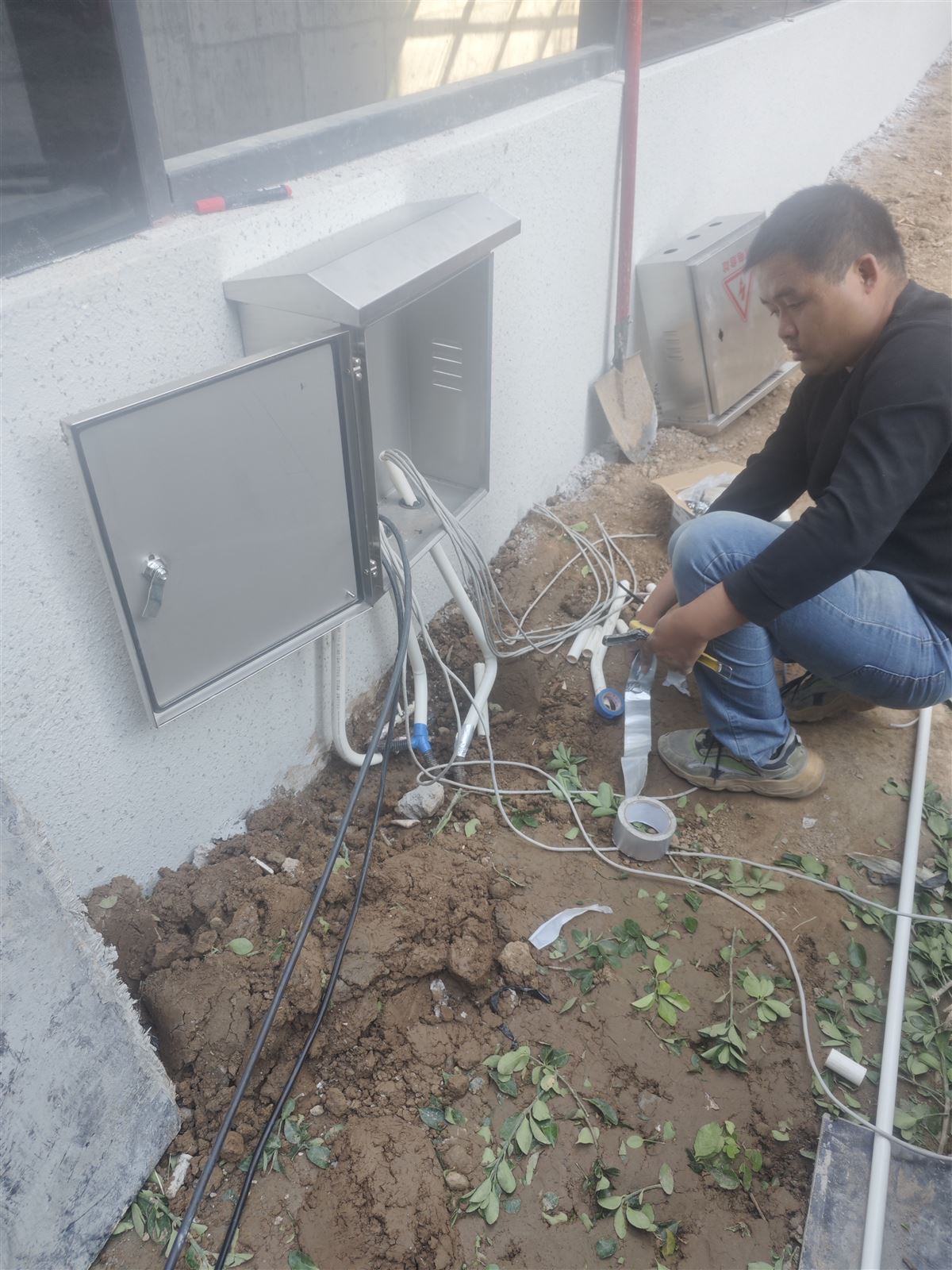 室外不锈钢防水箱接线与管网施工